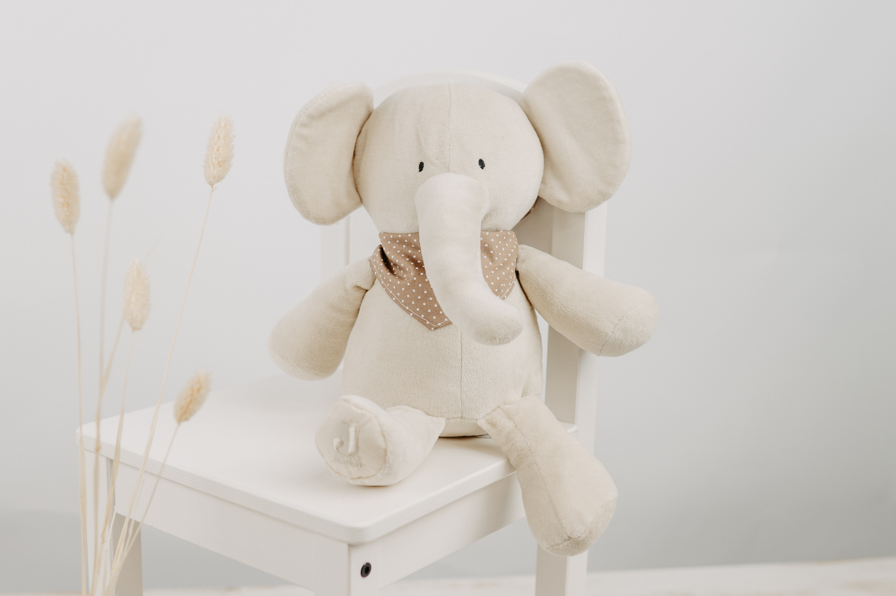 Kuscheltier Elefant beige mit besticktem Halstuch