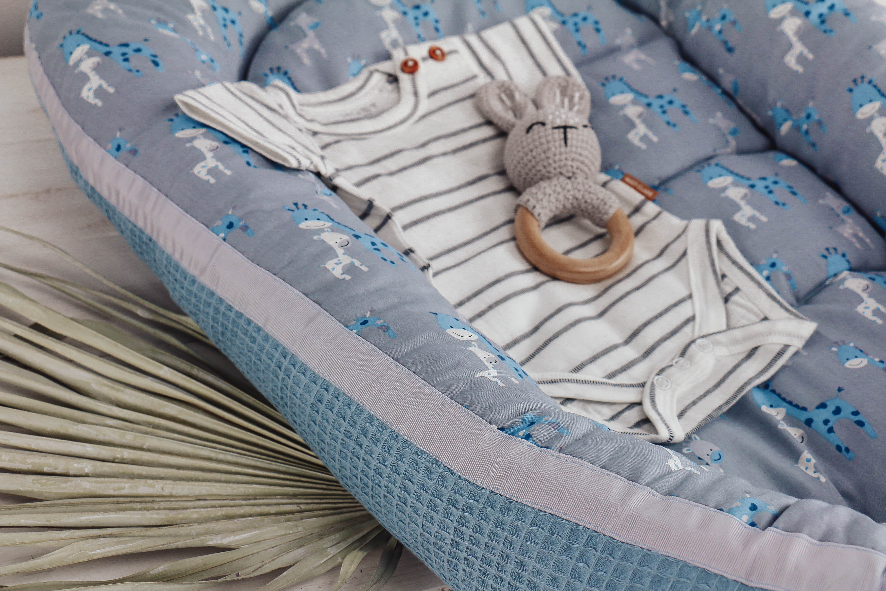 Babynest Giraffe blau-grau