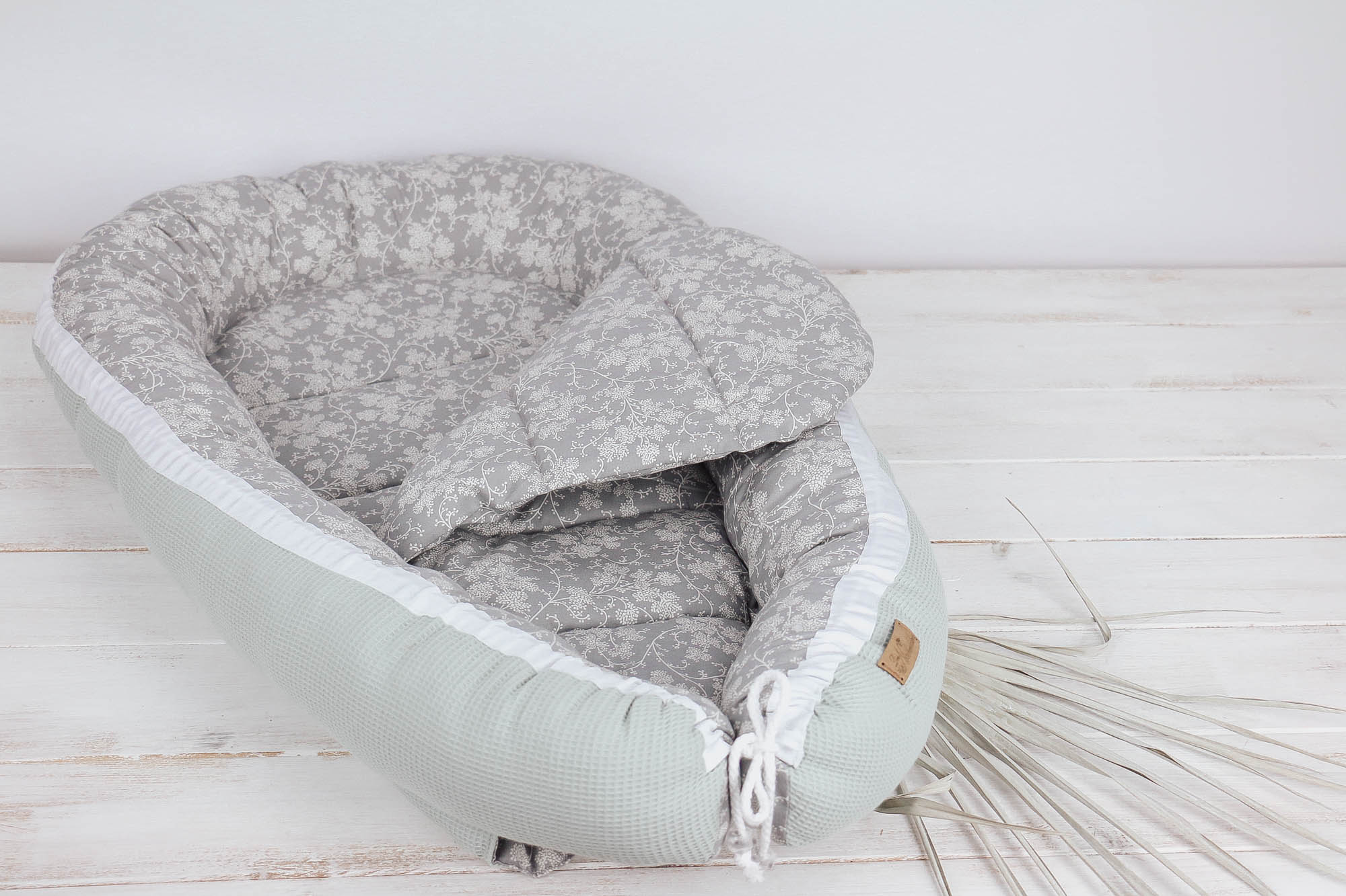 Babynest *Blumenranke* mint-grau