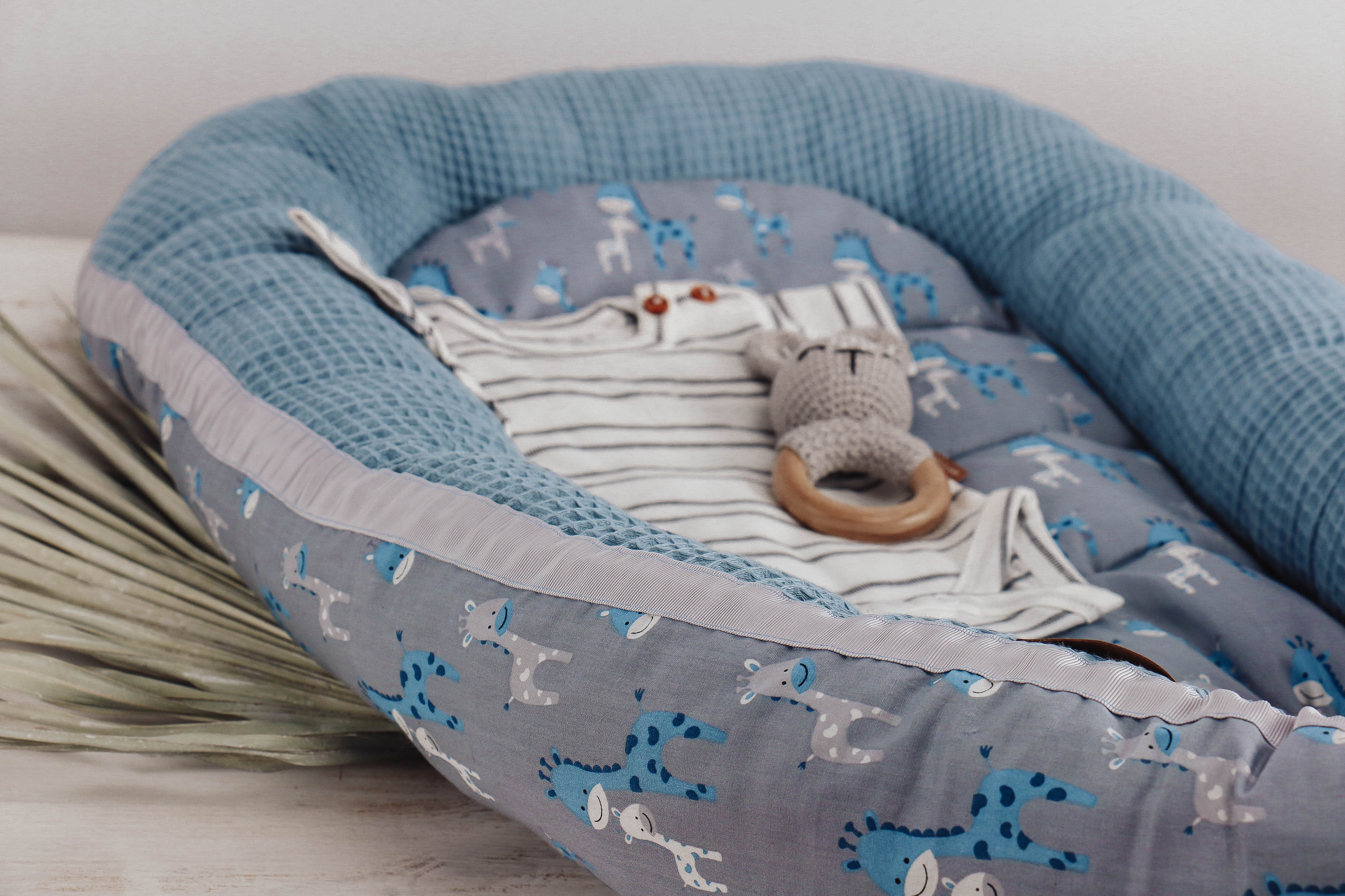 Babynest Giraffe blau-grau