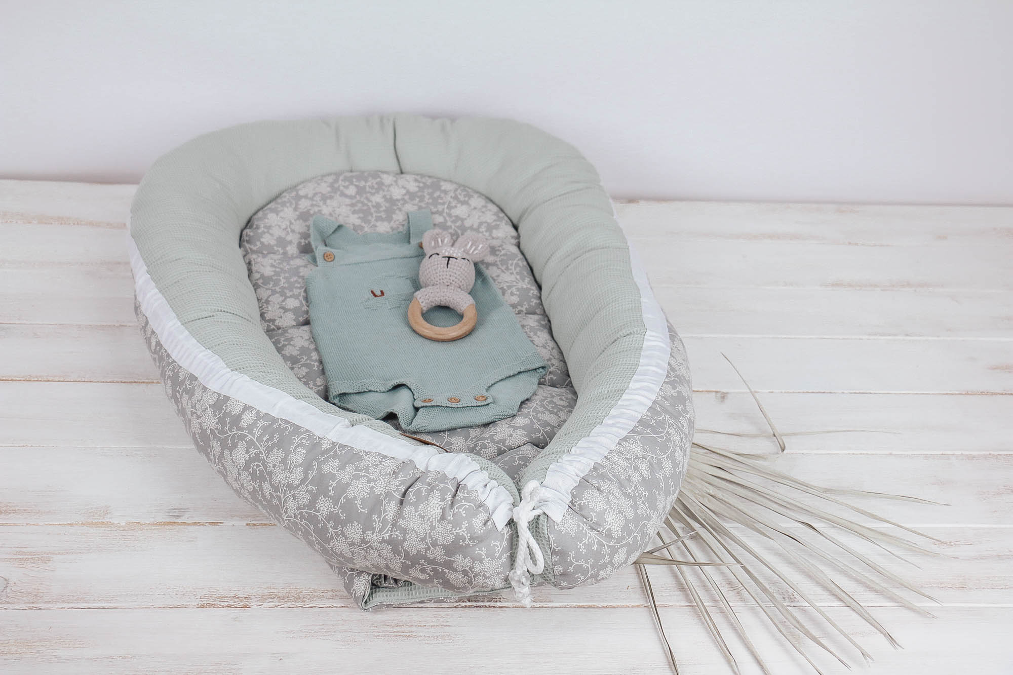 Babynest *Blumenranke* mint-grau