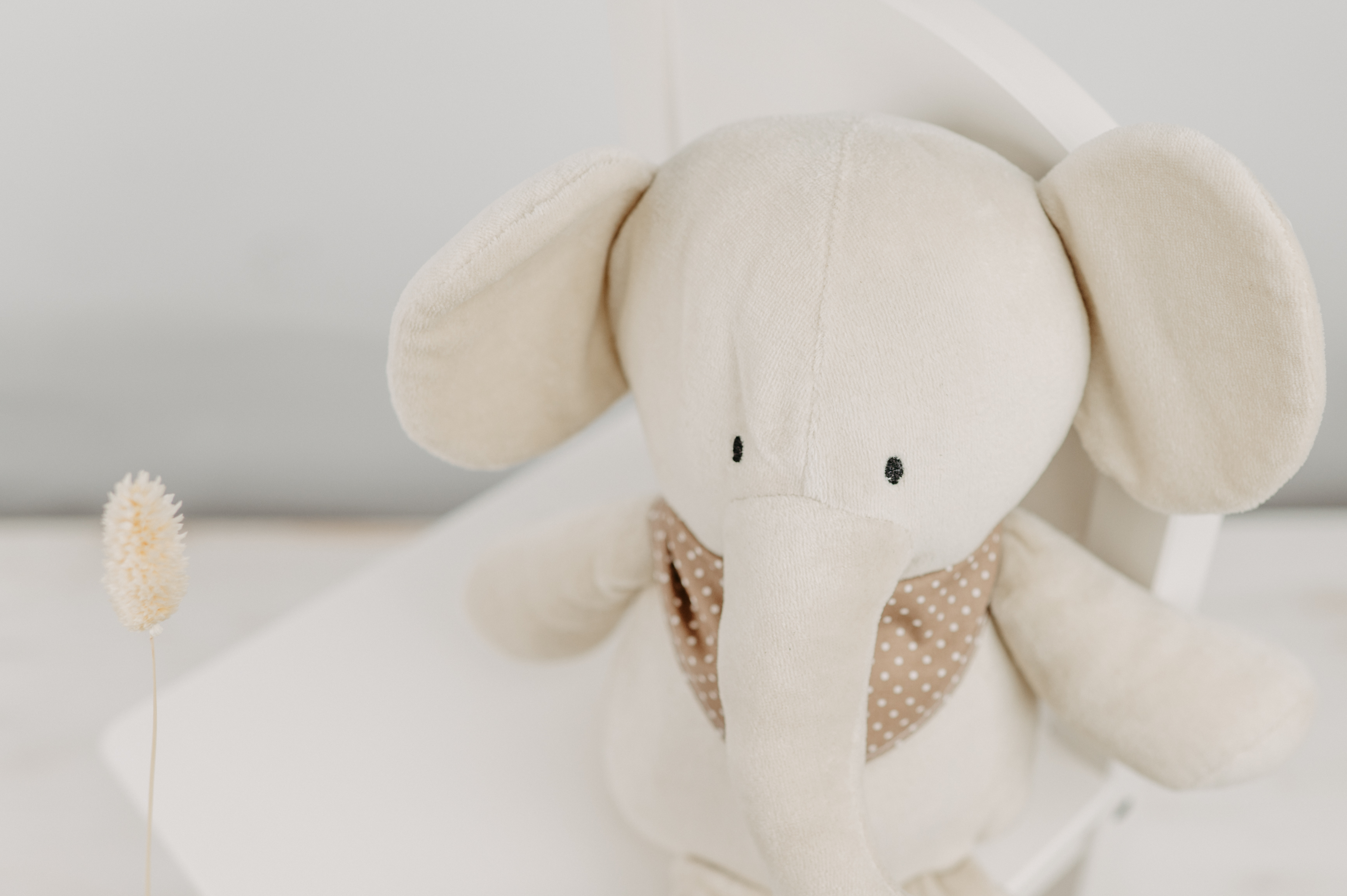 Kuscheltier Elefant beige mit besticktem Halstuch