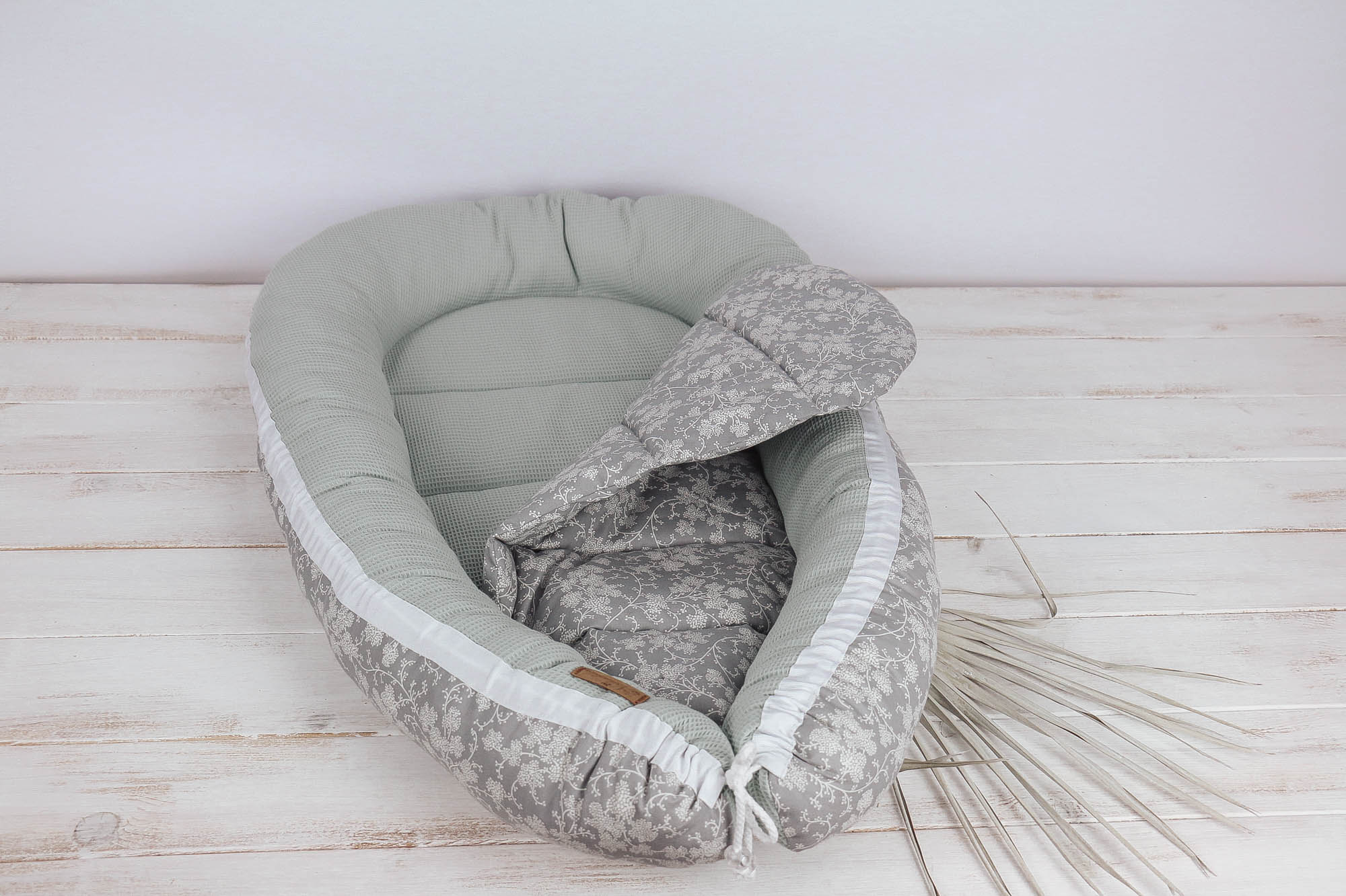 Babynest *Blumenranke* mint-grau