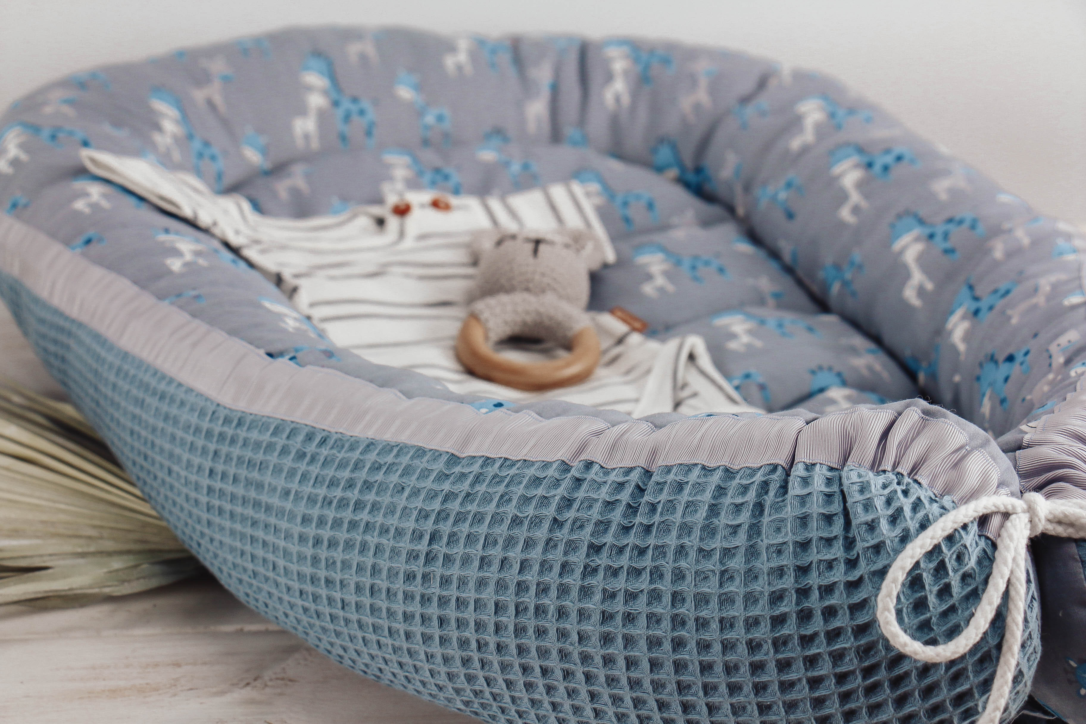 Babynest Giraffe blau-grau