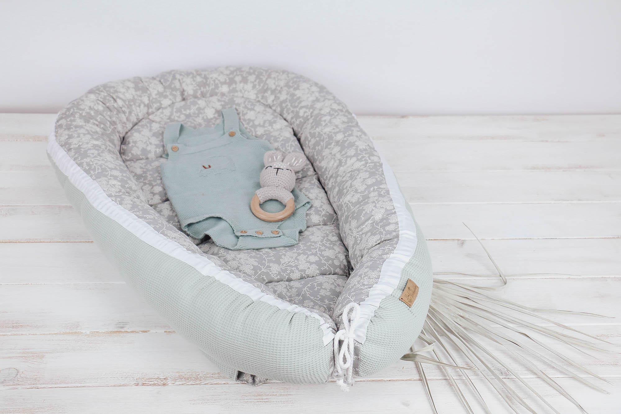 Babynest *Blumenranke* mint-grau