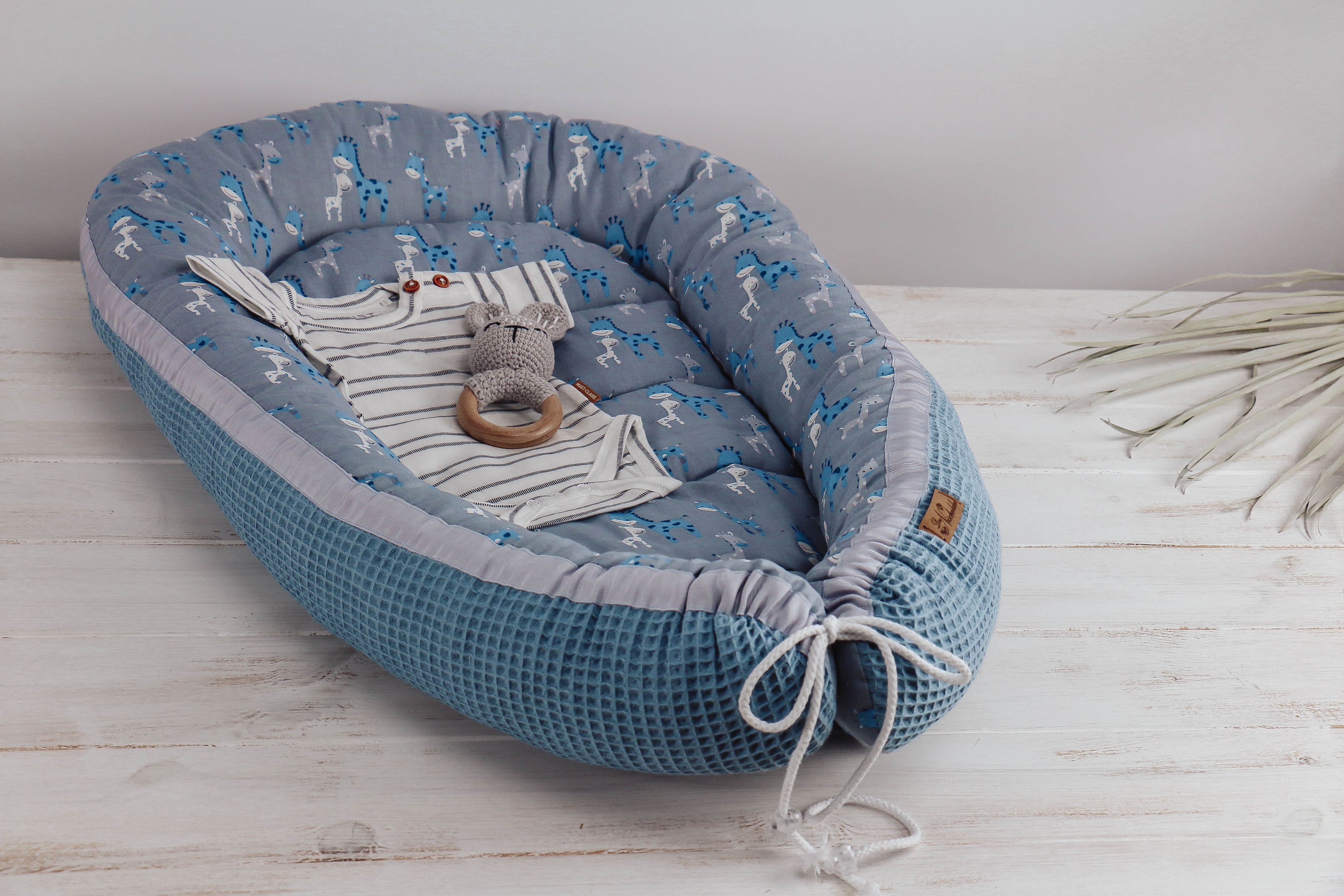 Babynest Giraffe blau-grau