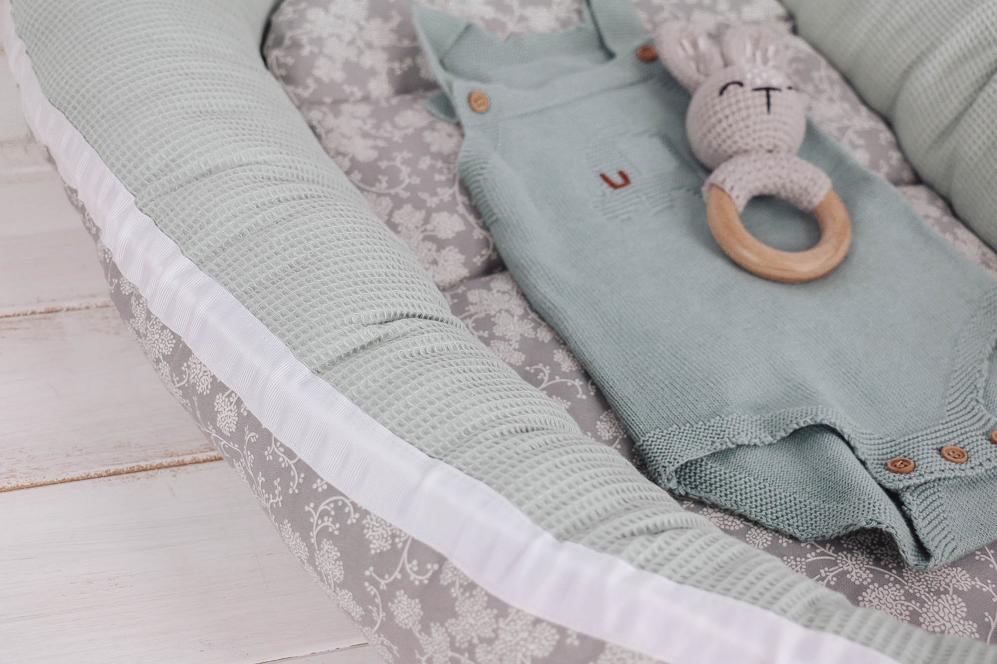 Babynest *Blumenranke* mint-grau