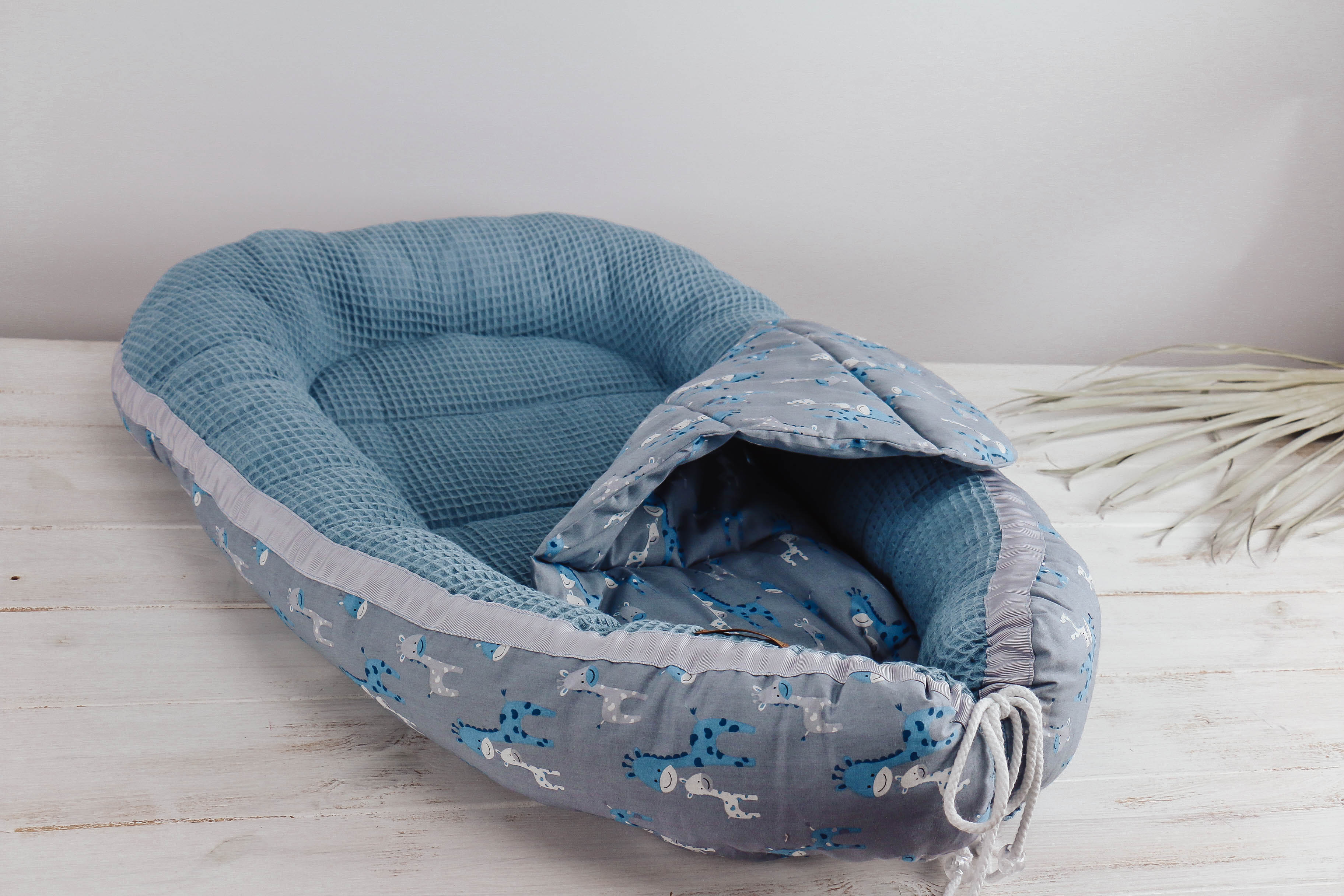 Babynest Giraffe blau-grau