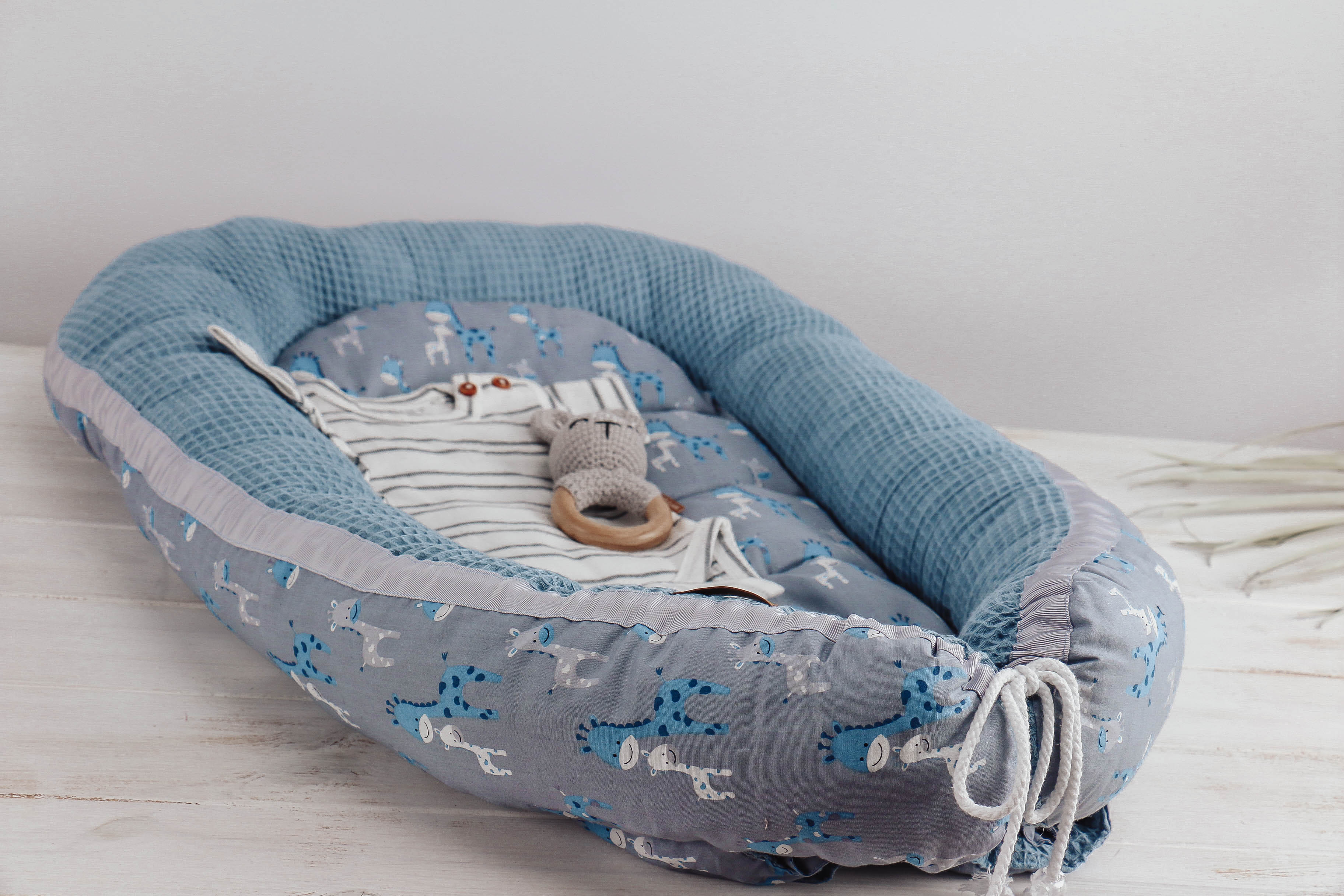 Babynest Giraffe blau-grau